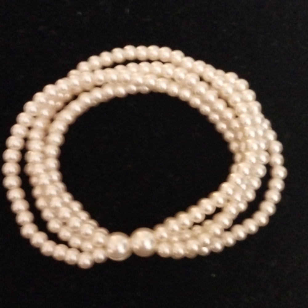 Stretching pearl bracelet.